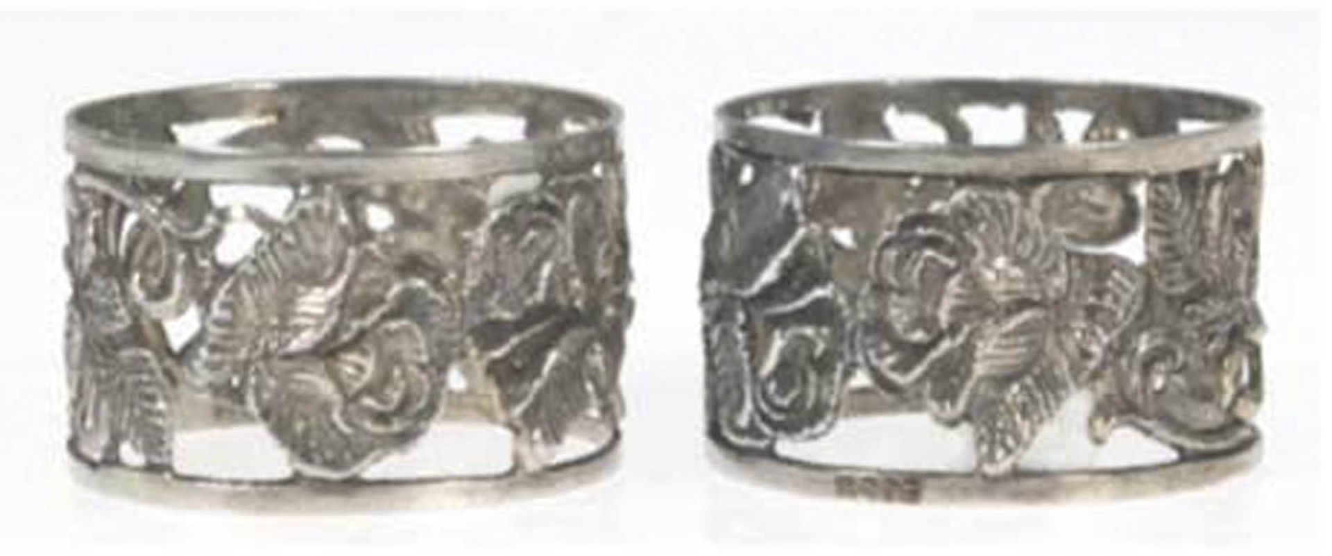 2 Kleine Serviettenringe, 835er Silber, runde Form mit durchbrochenem Rosenmuster, B. 2 cm, D