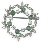 Smaragd-Brillant-Brosche, 750er WG, ausgefaßt mit 6 Smaragden von zus. ca. 0,60 ct. und 6 Br