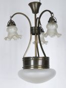 Deckenlampe, Messing, 4-flg., 3 Leuchterarme mit blütenförmigen Mattglasschirmen, Mattglask