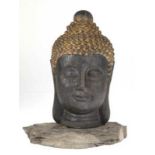 Buddhakopf, Kunstgußmasse, gefaßt, auf Natursteinplatte, 33x24x21 cm