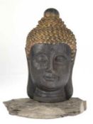 Buddhakopf, Kunstgußmasse, gefaßt, auf Natursteinplatte, 33x24x21 cm