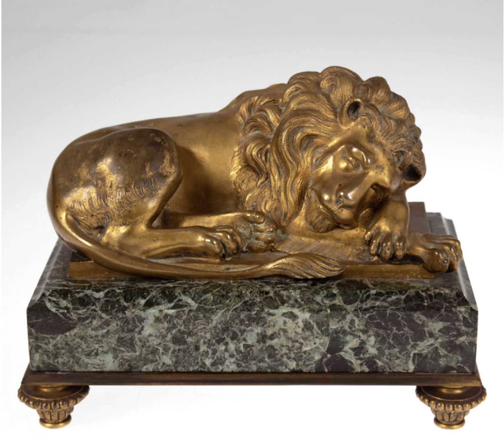 Skulptur, wohl Canova, Antonio (1757-1822) "Ruhender Löwe", Bronze, feuervergoldet, unsign.,