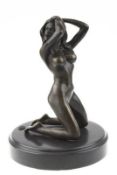 Bronze-Figur "Kniender weiblicher Akt, sich ins offene Haar greifend", Nachguß 20. Jh., beze