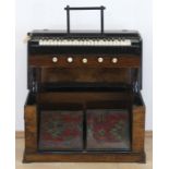 Biedermeier-Reiseharmonium, Mahagoni furniert, 2 Pedale, frontseitig 5 Register, Bein- und Eb