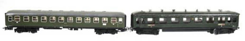 2 Personenwagen, 1x Märklin und 1x ungemarkt, Blech, L. 25 und 23 cm