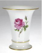 Meissen-Trichtervase, Rote Rose, Goldrand, 1. Wahl, H. 16,5 cm