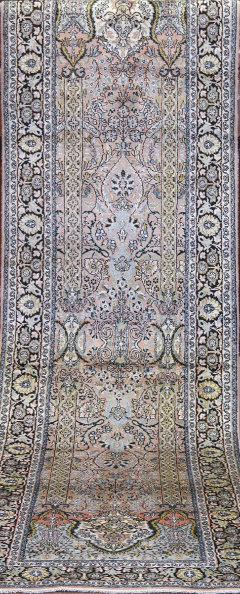 Kaschmir Seide, hellgrundig, mit durchgehendem Muster und floralen Motiven, Kanten belaufen,