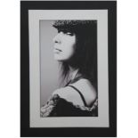 "Porträt einer jungen Frau mit Mütze", Foto-Leinwanddruck, schwarz/weiß, 79x55 cm, Rahmen