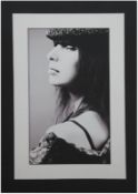 "Porträt einer jungen Frau mit Mütze", Foto-Leinwanddruck, schwarz/weiß, 79x55 cm, Rahmen