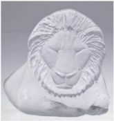 Glasobjekt "Löwe", in der Art Lalique, sign., halbplastisch, 14x14,5x5 cm