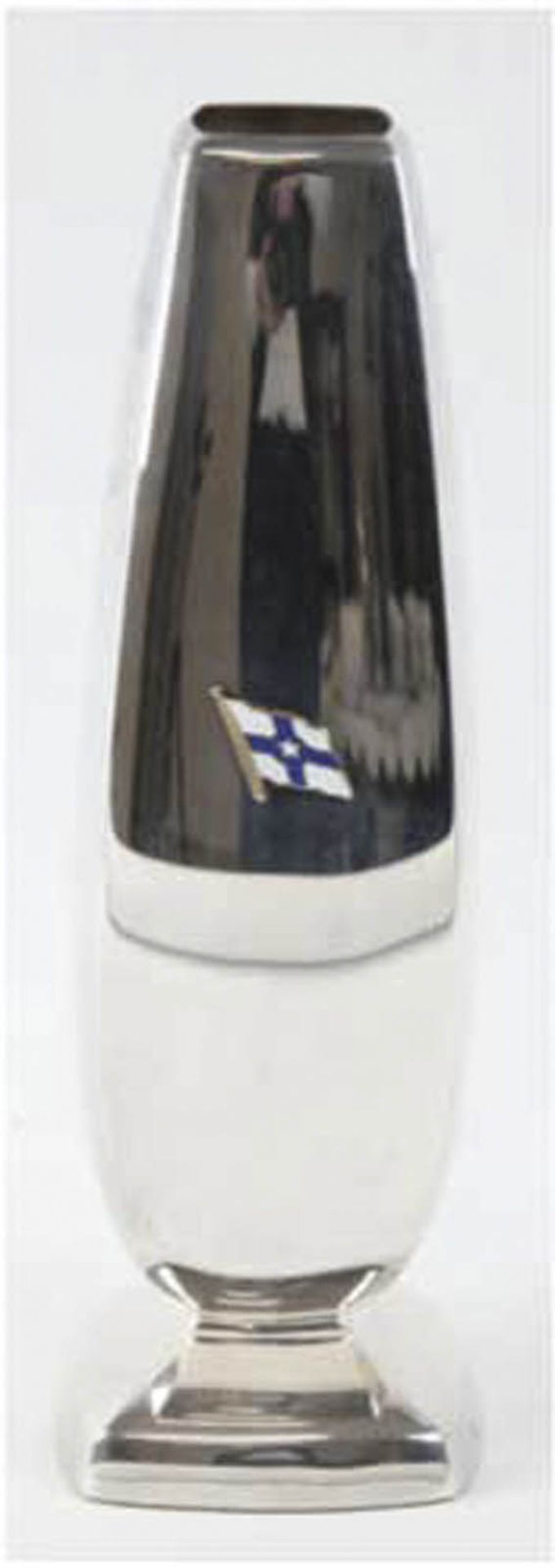 Vase, 830er Silber, punziert, 4-kantige Balusterform mit gefülltem Stand, frontseitig emaill