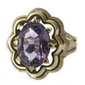 Ring, 585er GG, besetzt mit oval facettiertem Amethyst in geschweift getreppter Fassung, Ges.