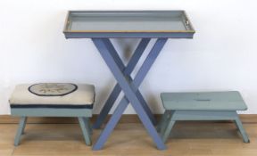 2 Fußbänke und Tablettisch, blau gefaßt, Tisch bestehend aus klappbarem Fußgestell mit au