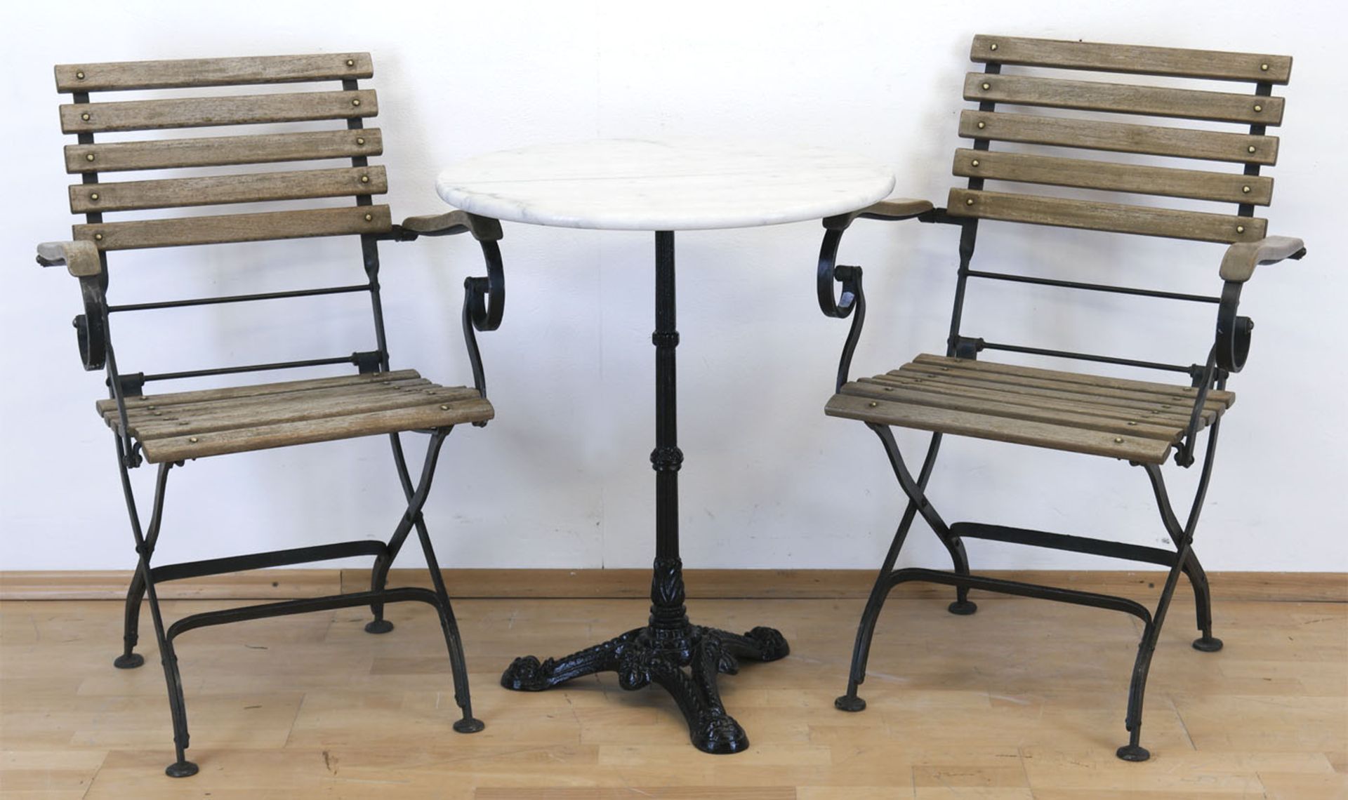 Tisch und 2 Armlehnklappstühle, Tisch mit gußeisernen Fuß und runder, weißer Marmorplatte(etwas
