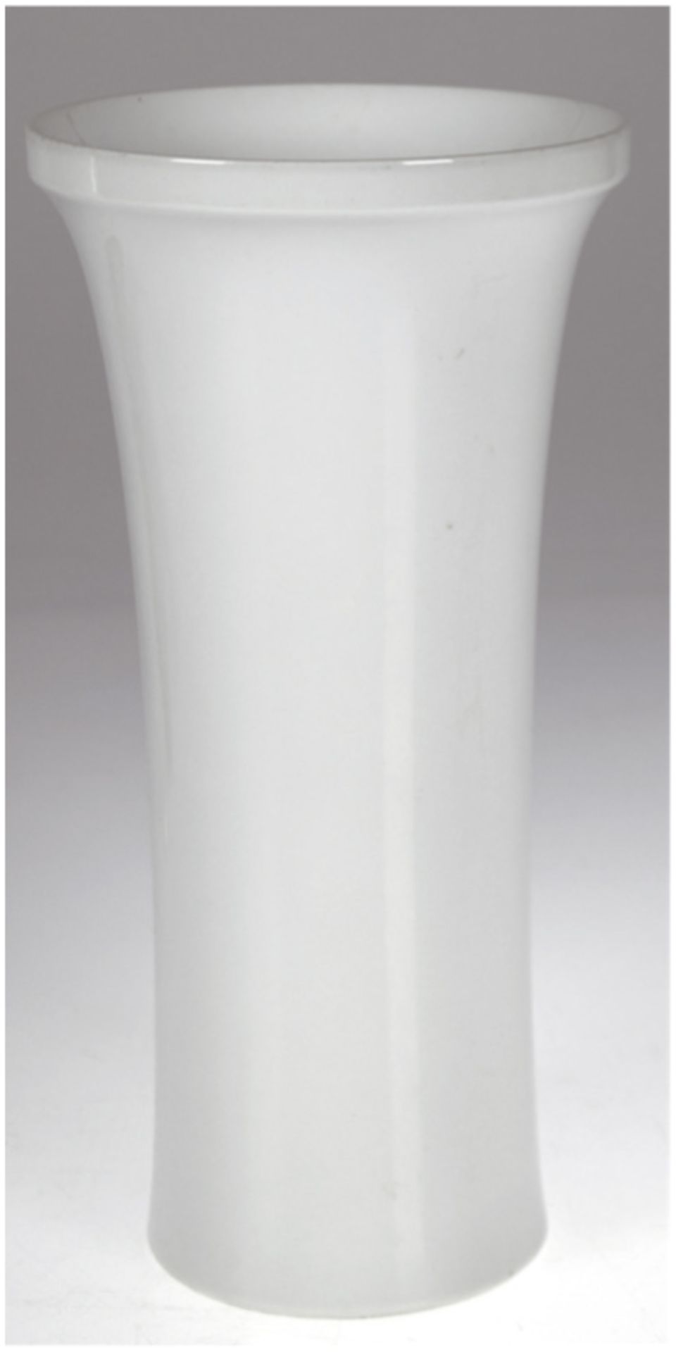 KPM-Vase, weiß, leicht konische Form, blaue Zeptermarke, H. 28 cm