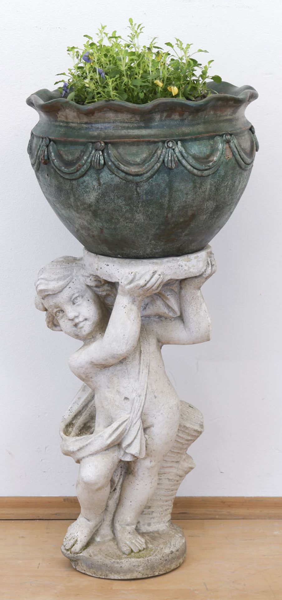 Gartenfigur "Putto mit Blumenkübel", Steinguß, Witterungsspuren, Putto H. 58 cm, Kübel H.26 cm,