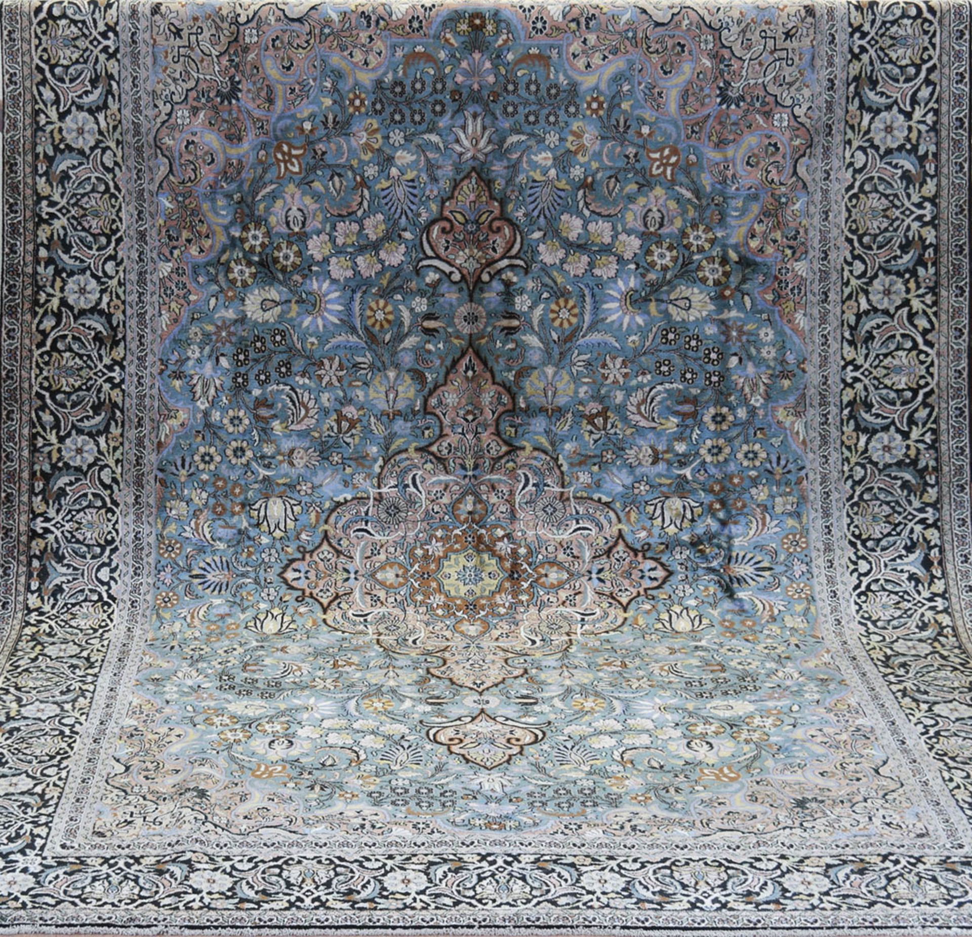 Kaschmir-Seide, Vollseide, mehrfarbig, mit zentralem Medaillon und floralen Motiven, 2Ecken und 1