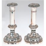 2 Kerzenleuchter, 19. Jh., Kupfer versilbert (berieben), gefüllter Stand, Reliefbänder, H.19,5 cm