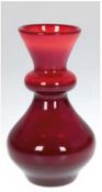 Murano-Vase, Balusterform, rotes Glas, zum Rand heller werdend, H. 19,5 cm