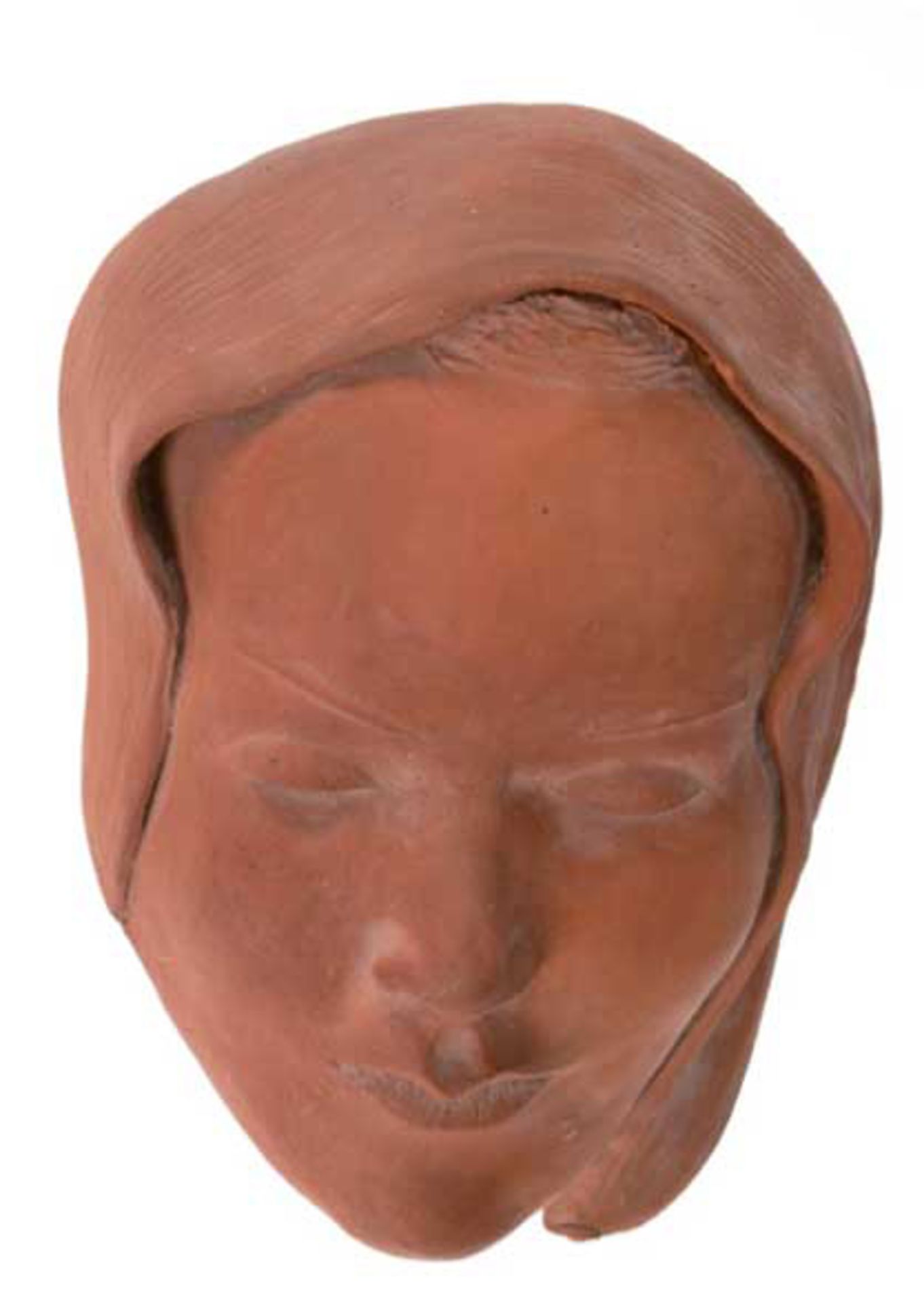 Maske "Gesicht einer jungen Frau mit geschlossenen Augen", Terrakotta, rücks. nummeriertVI, L. 22