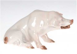 Porzellanfigur " Sitzendes Schwein", Rosenthal, Selb, polychrom bemalt, H. 4,5 cm, L. 10,5cm