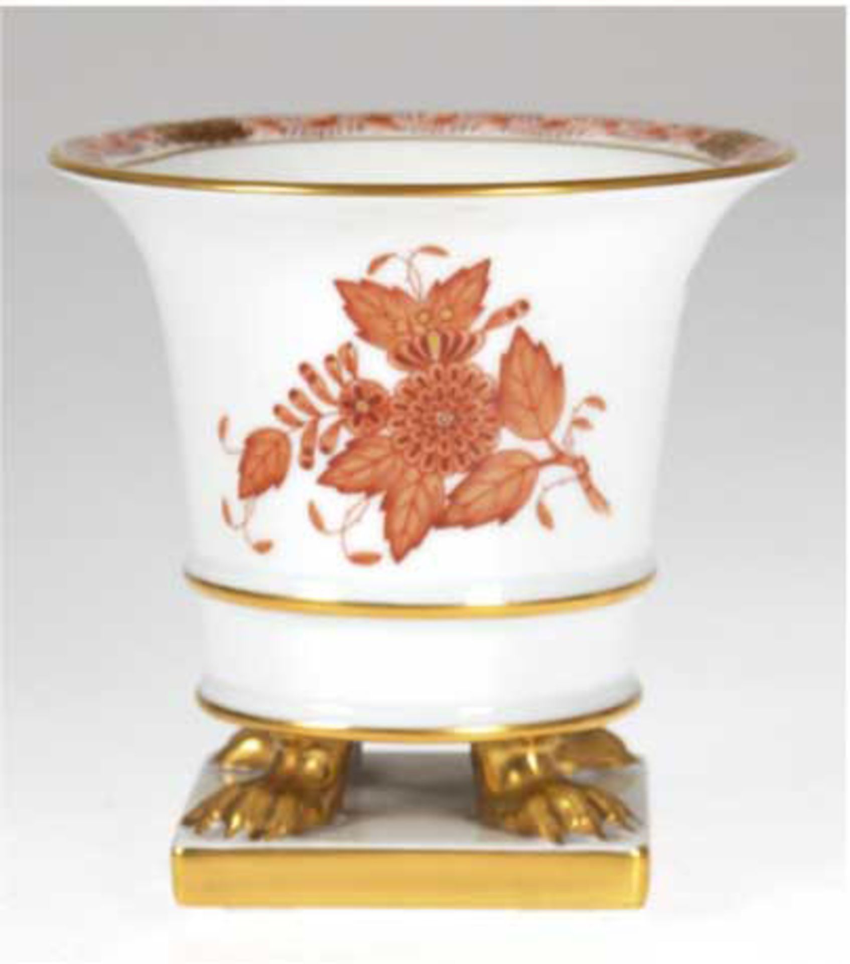 Herrend-Vase, Apponyi orange mit Goldstaffage, mit 4 Klauenfüßen auf fester quadratischerPlinthe