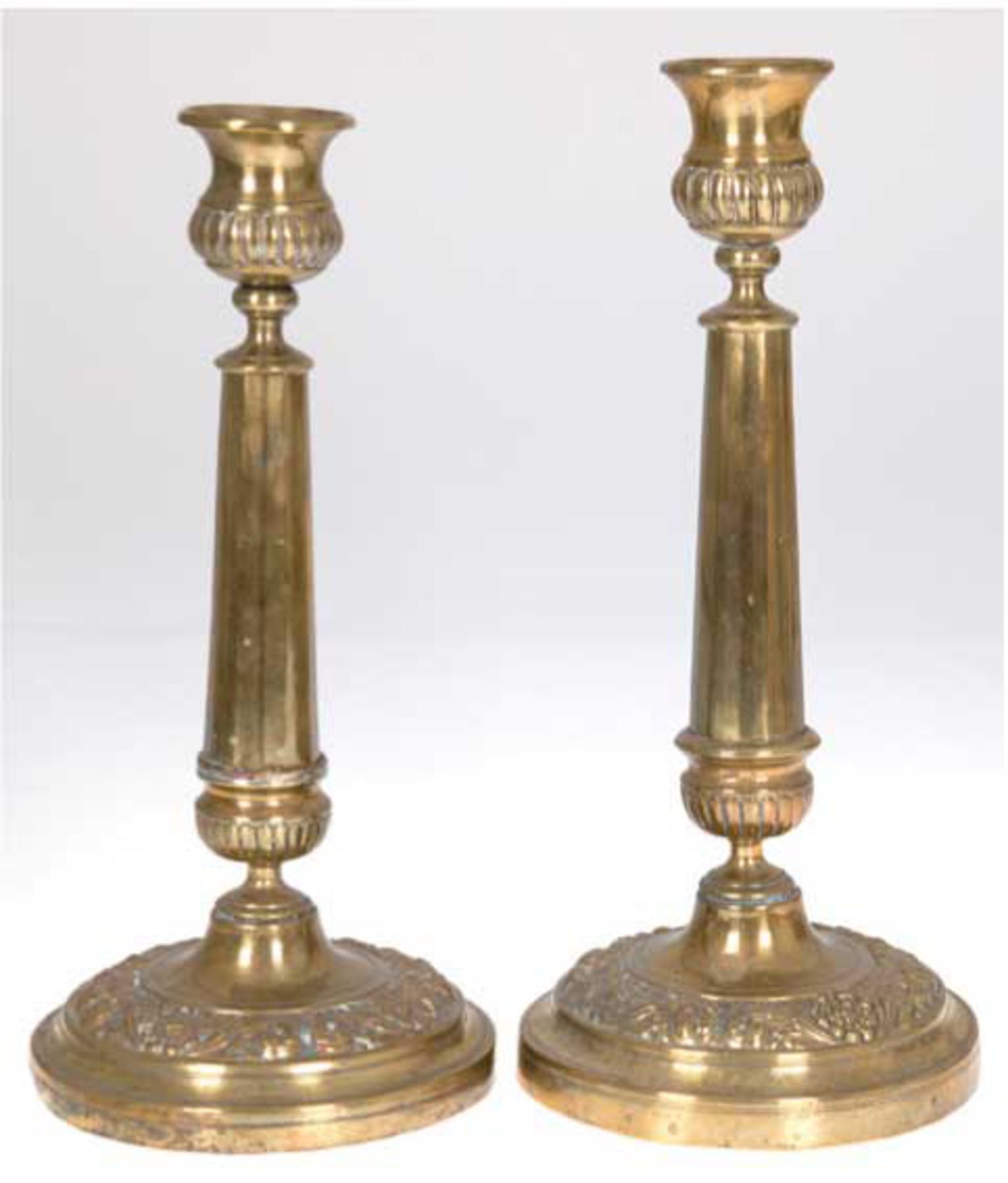 Paar Kerzenleuchter, frühes 19. Jh., Messing, 1-kerzig, auf gestuftem Rundfuß mitfloralem Relief,