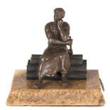 Bronzefigur "Metallarbeiter mit Hammer sinnend auf einem Rohrstapel sitzend", braunpatiniert, auf