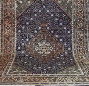 Persischer Täbriz, rot-/ blaugrundig, zentrales Medaillon mit Floralmotiven, 1 Kante