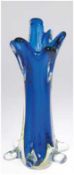 Murano-Vase, farbloses Glas, innen blau und grün überfangen, gewellter Rand, am Fuß