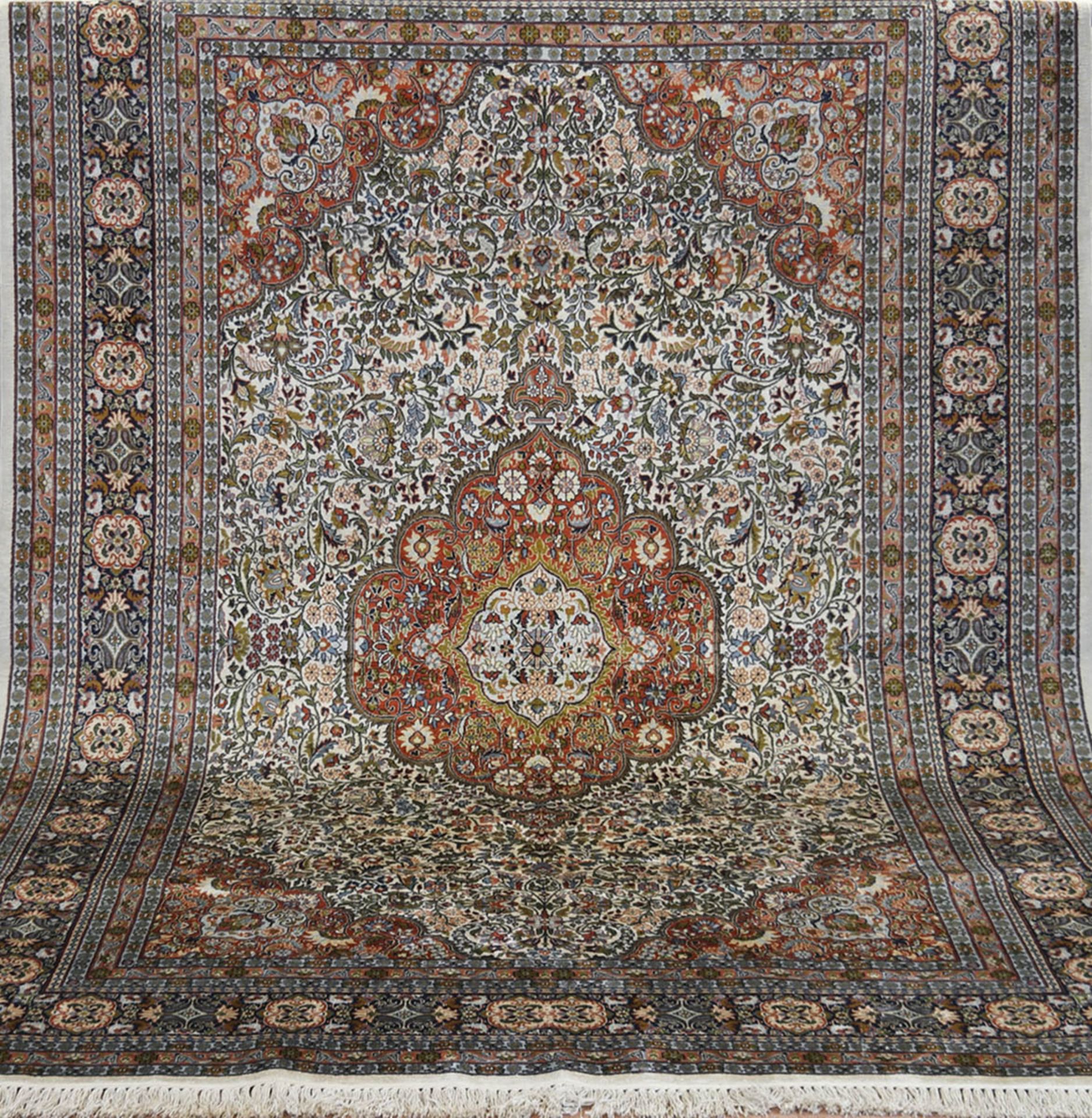 Ghom-Seide, sehr fein, hellgrundig, mit zentralem Medaillon und floralen Motiven, Kantensowie