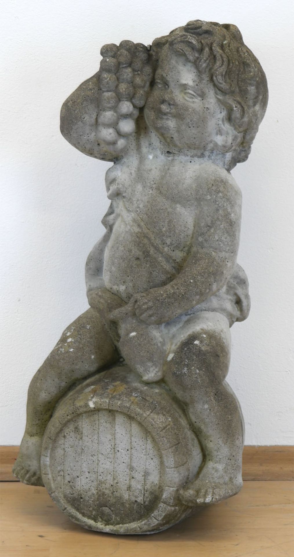 Gartenfigur "Putto auf Weinfaß sitzend", Steinguß, Witterungsspuren, 59x28x23 cm