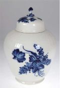 Deckelvase, Royal Copenhagen, 1. Wahl, Blaue Blume, unter Glasur blaue Floralmalerei,geschweifter