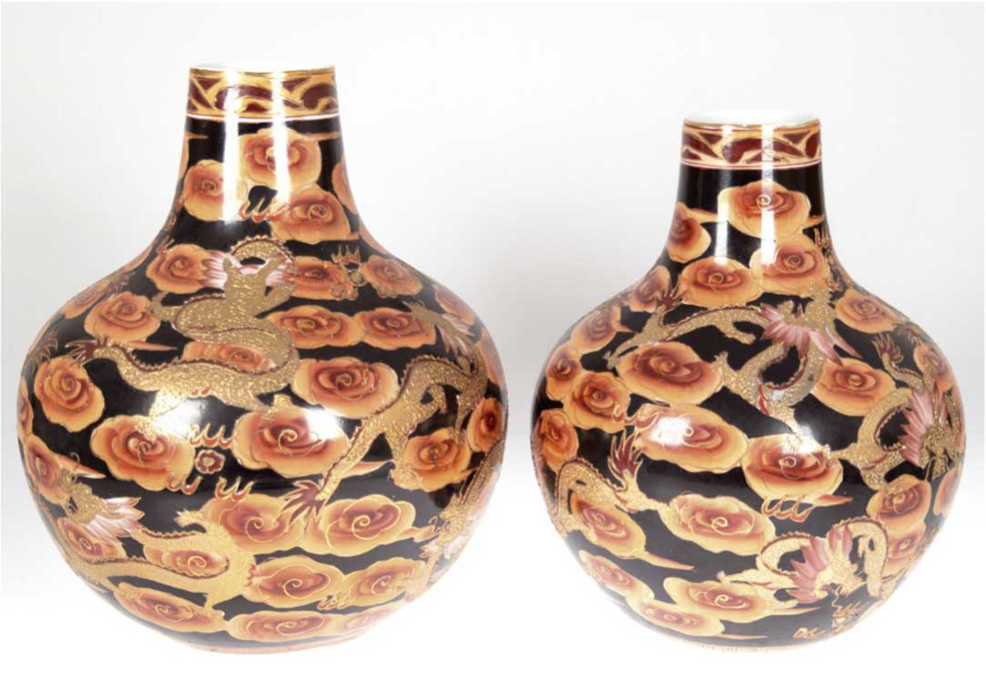 Paar China-Vasen, bauchige Form, Blüten- und goldfarbener Drachendekor auf schwarzemGrund,