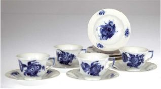 4 Mokka-Gedecke, Royal Copenhagen, Blaue Blume, 1. Wahl, unter Glasur blaue Floralmlerei