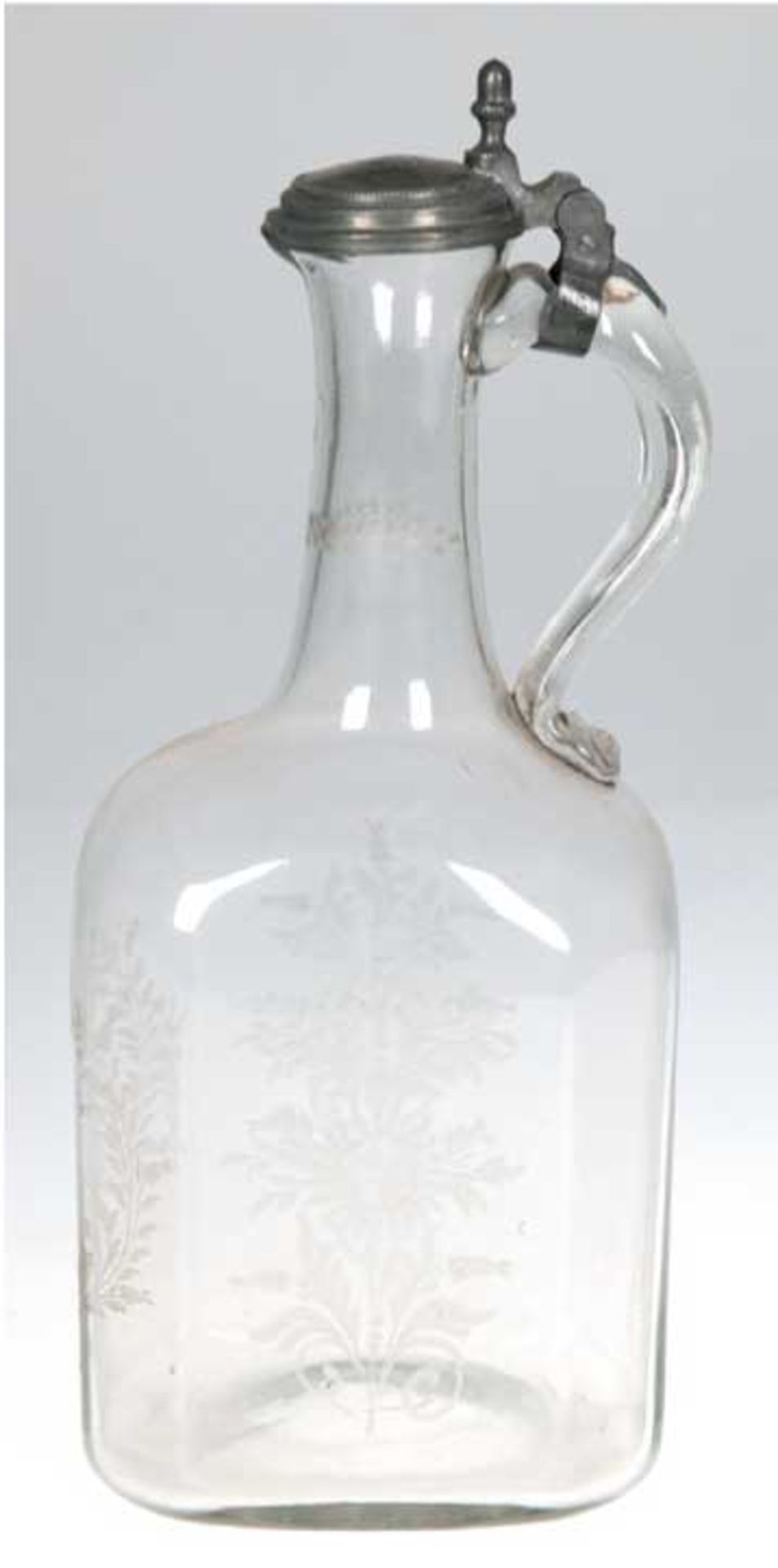 Karaffe, um 1800, farbloses Glas mit Zinnmontur, achtkantiger Korpus mit floralem,geschliffenem