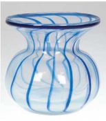 Murano-Vase, Balusterform, farbloses Glas innen hellblau überfangen, mit blauen,fadenförmigen