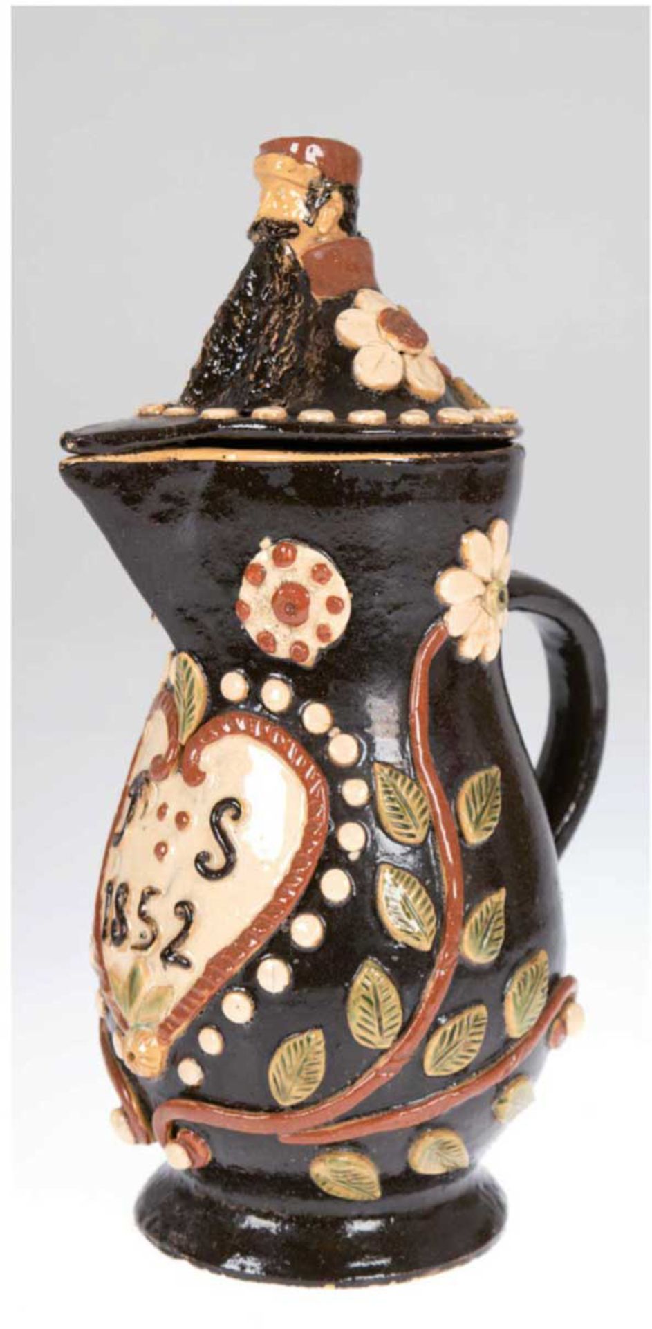 Deckel-Krug, Marburg oder Werratal, Keramik, dunkelbraun bzw. cremefarben glasiert,birnenförmig
