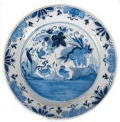 Delfter Platte, 18. Jh., Grauer Scherben, mit grauer Glasur, im Spiegel Blaumalerei"Blumen und