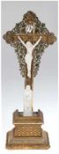 Altarkreuz, Holz mit Stuck- und Messingverzierungen, vergoldet, Jesus und Maria ausBiskuitporzellan,
