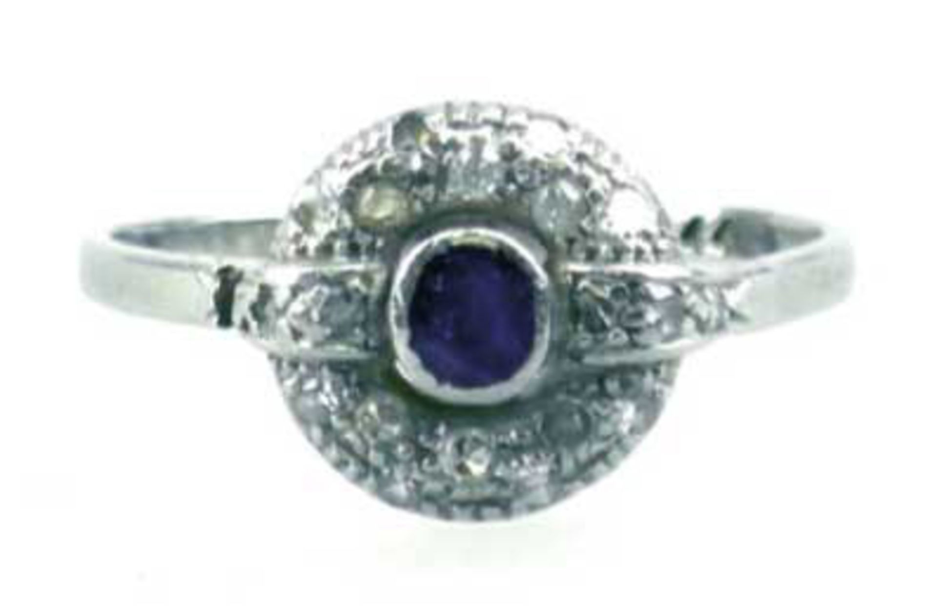 Diamant-Saphir-Ring, um 1920, Platin, zentraler dunkelblauer Saphir (bestoßen) umgebenvon 21