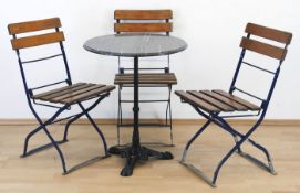 Tisch und 3 Klappstühle, Tisch mit gußeisernen Fuß und runder, schwarzer Marmorplatte, H.71 cm,
