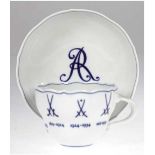 Meissen-Kaffeetasse mit UT, Aquatinta, umlaufend Darstellung der Schwertersymbole ausverschiedenen