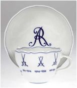 Meissen-Kaffeetasse mit UT, Aquatinta, umlaufend Darstellung der Schwertersymbole ausverschiedenen