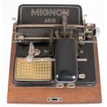 Einhebel-Schreibmaschine "Mignon AEG", im abschließbaren Holzgehäuse, Gebrauchspuren,22x35x33 cm