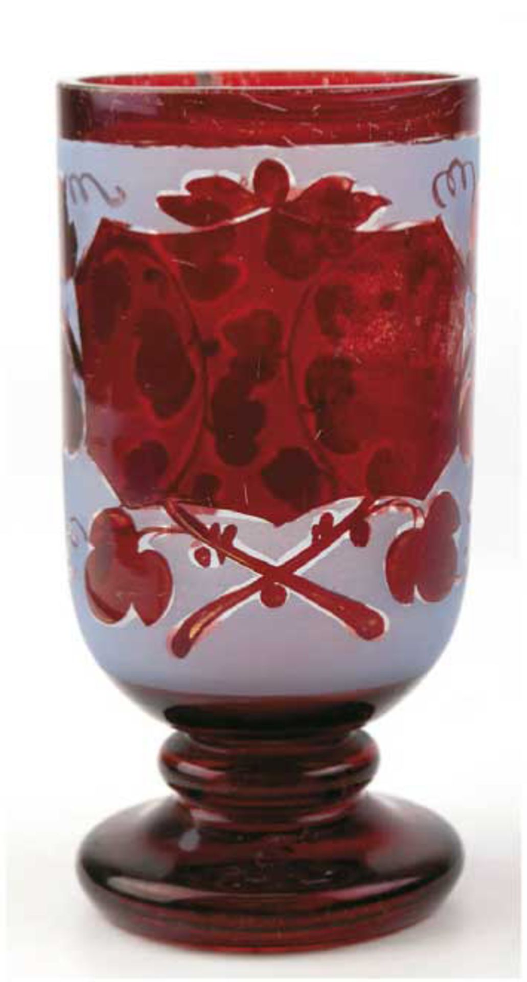 Fußbecher, 19. Jh., rot gebeizt und mattiert, floraler Dekor, H. 14 cm,