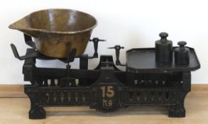Haushaltswaage, um 1925, Eisenguß, mit Messingbehälter und 2 geeichten Gewichten, 15 kg,31x60x22 cm