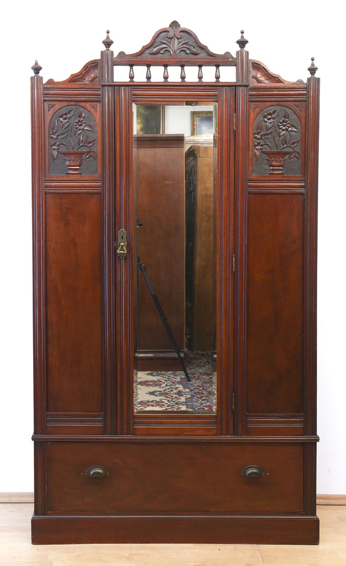 Jugendstil-Garderobenschrank, um 1910, Mahagoni, floral beschnitzt, 1-türiger Korpus mit