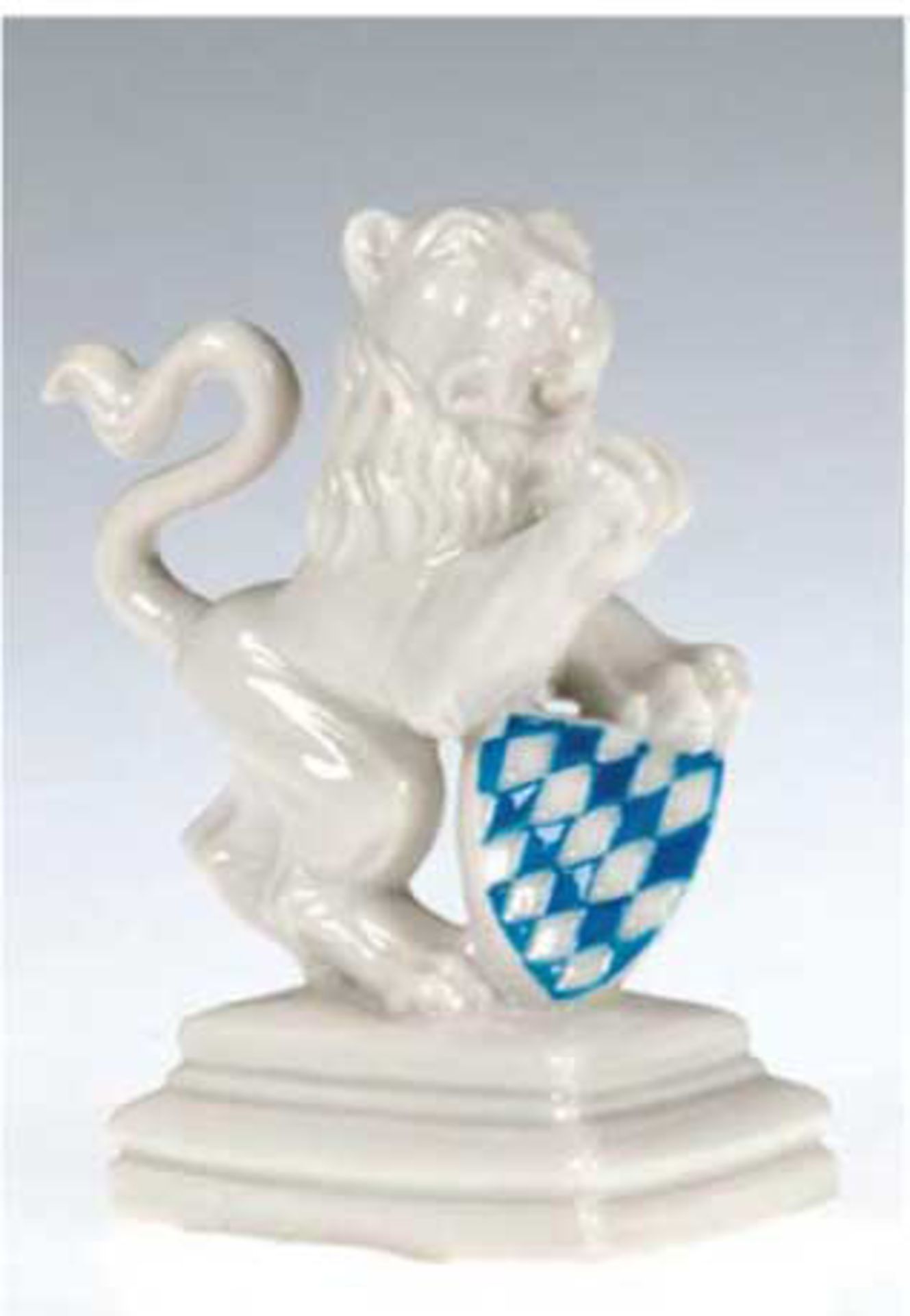 Heraldischer Löwe, Nymphenburg, weiß mit blau staffiertem bayrischem Schild, H. 9 cm