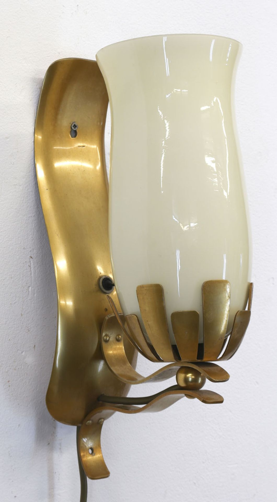Wandlampe, Italien um 1950, 1-flammig, messingfarben, mit gelb-weißem Glasschirm, 38x12x20cm